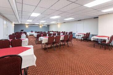 هتل Travelodge By Wyndham Amherst