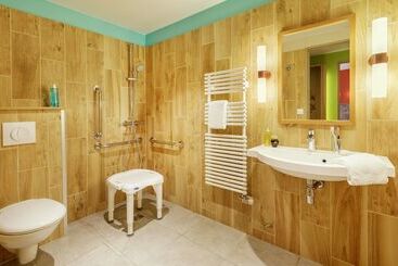 هتل Center Parcs Le Bois Aux Daims