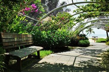 هتل Forest City Marina