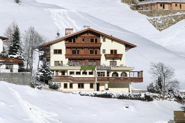 Отель Jagdhof Pure Mountain Appartements