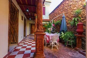 هتل Hostal Groning