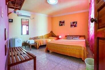 هتل Hostal Groning