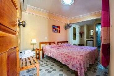 هتل Hostal Groning