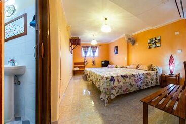 هتل Hostal Groning