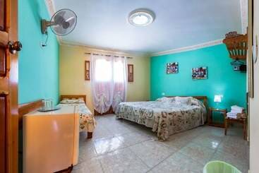 هتل Hostal Groning