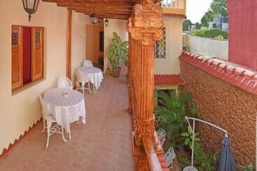 هتل Hostal Groning