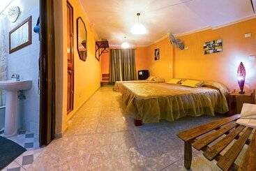 هتل Hostal Groning