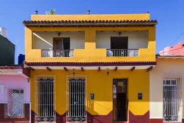 هتل Hostal Groning