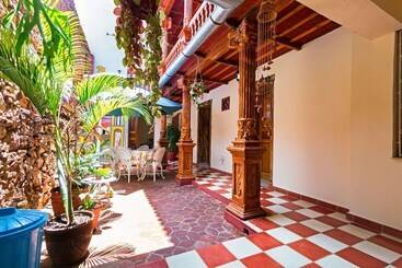 هتل Hostal Groning