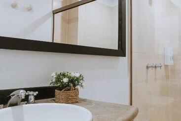 هتل Travelers Orange Suites