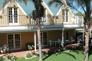 هتل Yamkela Guest House