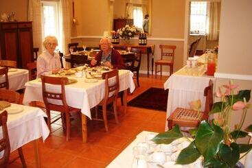 هتل Yamkela Guest House