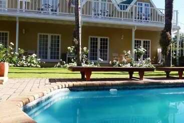 هتل Yamkela Guest House