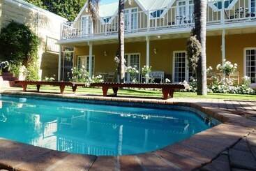 هتل Yamkela Guest House