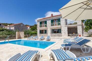 هتل Family Villa Vjeka With Private Pool And Large Garden