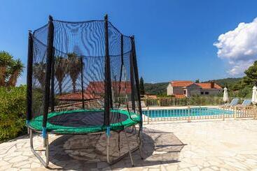 هتل Family Villa Vjeka With Private Pool And Large Garden