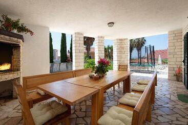 هتل Family Villa Vjeka With Private Pool And Large Garden