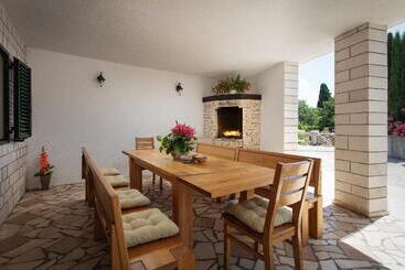 هتل Family Villa Vjeka With Private Pool And Large Garden