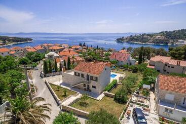 هتل Family Villa Vjeka With Private Pool And Large Garden