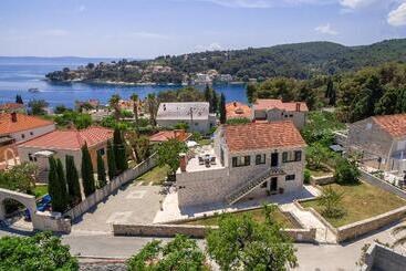 هتل Family Villa Vjeka With Private Pool And Large Garden