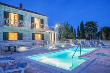 هتل Family Villa Vjeka With Private Pool And Large Garden
