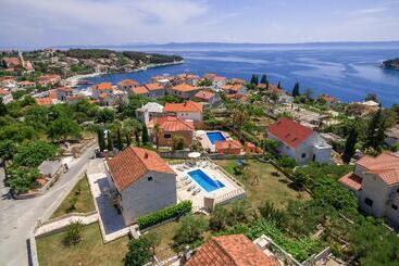 هتل Family Villa Vjeka With Private Pool And Large Garden