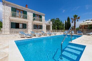 هتل Family Villa Vjeka With Private Pool And Large Garden