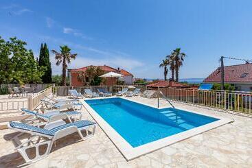 هتل Family Villa Vjeka With Private Pool And Large Garden