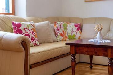 هتل Family Villa Vjeka With Private Pool And Large Garden
