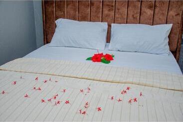 هتل Gorilla African Guest House