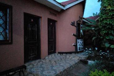 هتل Gorilla African Guest House