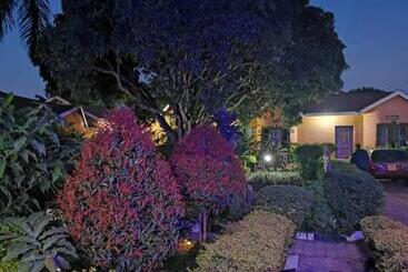 هتل Gorilla African Guest House