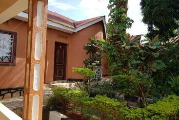 هتل Gorilla African Guest House