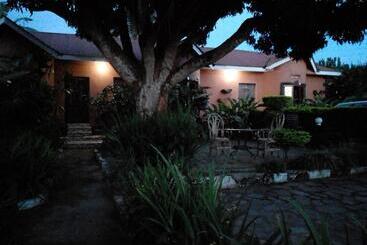 هتل Gorilla African Guest House