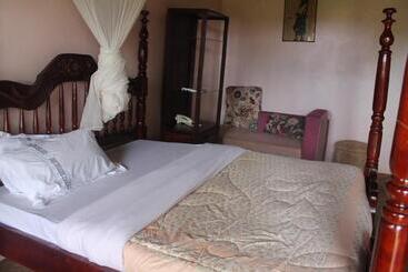هتل Gorilla African Guest House