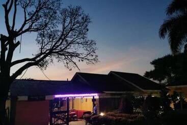 هتل Gorilla African Guest House