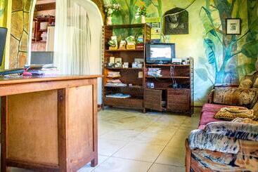 هتل Gorilla African Guest House