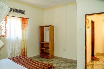 هتل Gorilla African Guest House