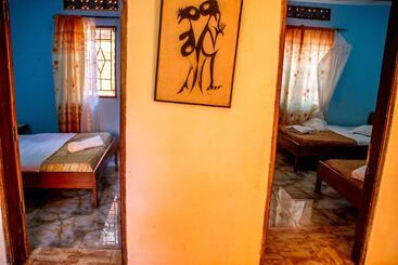 هتل Gorilla African Guest House