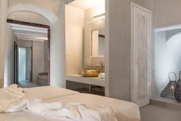 هتل Mythical Blue Luxury Suites