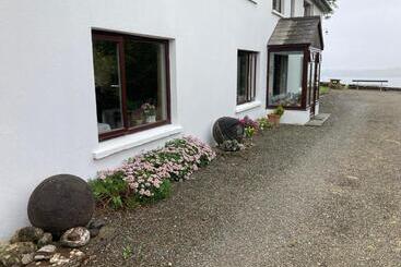 تختخواب و صبحانه Dromcloc House