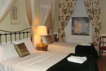 تختخواب و صبحانه The Old Bank Bruff Family Town House