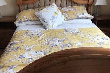 Hillview Farmhouse B&b