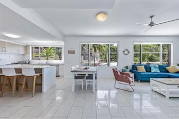 هتل Airlie Summit Apartments