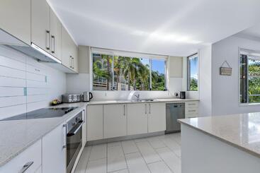 هتل Airlie Summit Apartments