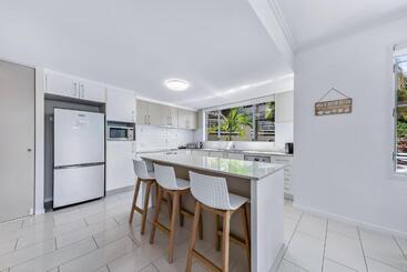 هتل Airlie Summit Apartments