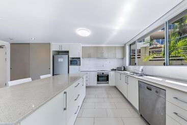 هتل Airlie Summit Apartments