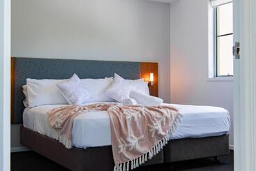 هتل Airlie Summit Apartments