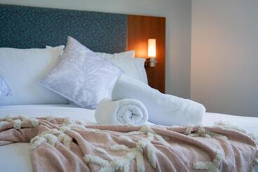 هتل Airlie Summit Apartments