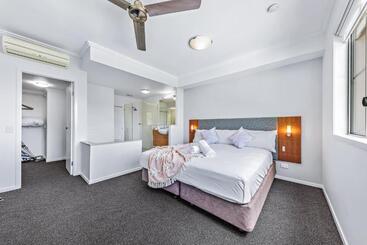 هتل Airlie Summit Apartments